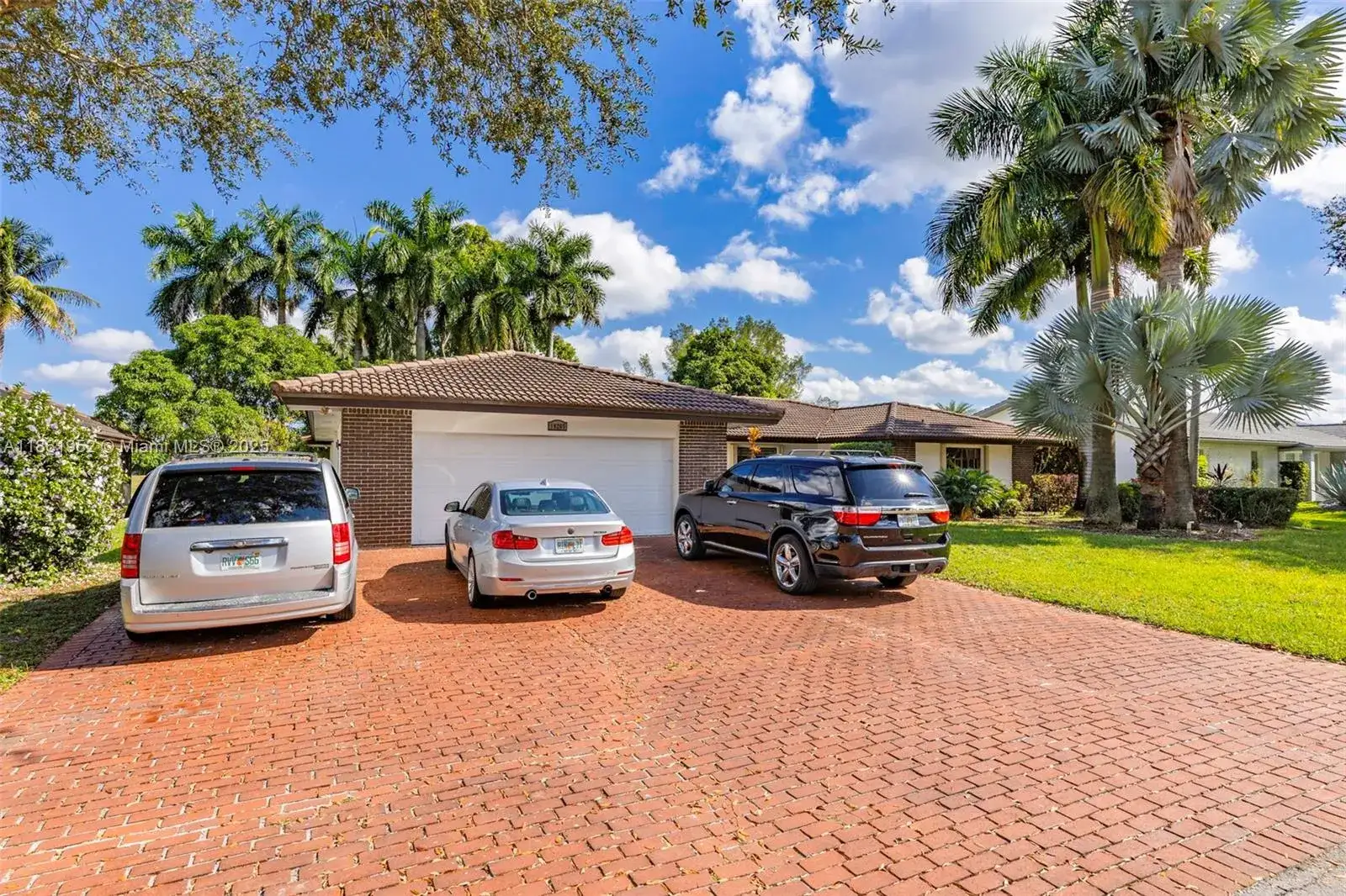 19265 E Saint Andrews Dr, Hialeah FL 33015 photo 2
