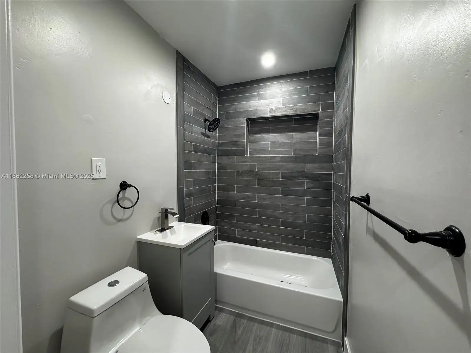 2377 NW 35th St, Miami FL 33142 photo 2