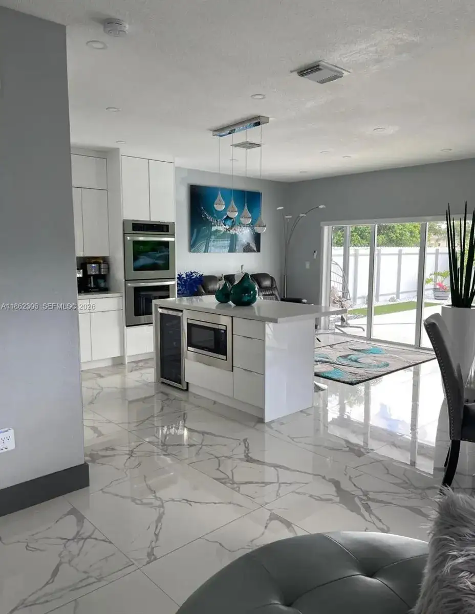318 NE 31st Ave, Homestead FL 33033 photo 3