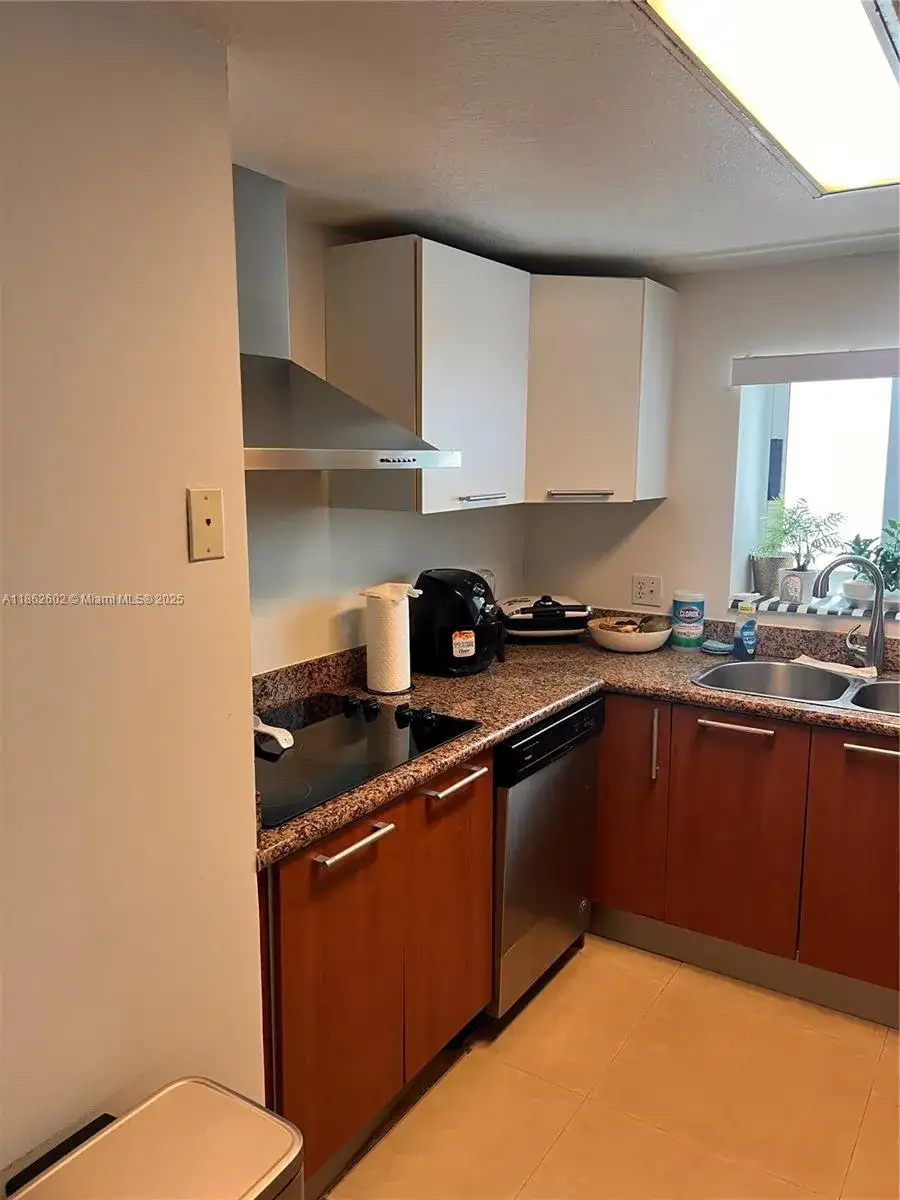 170 SE 14th St # 1504, Miami FL 33131 photo 5