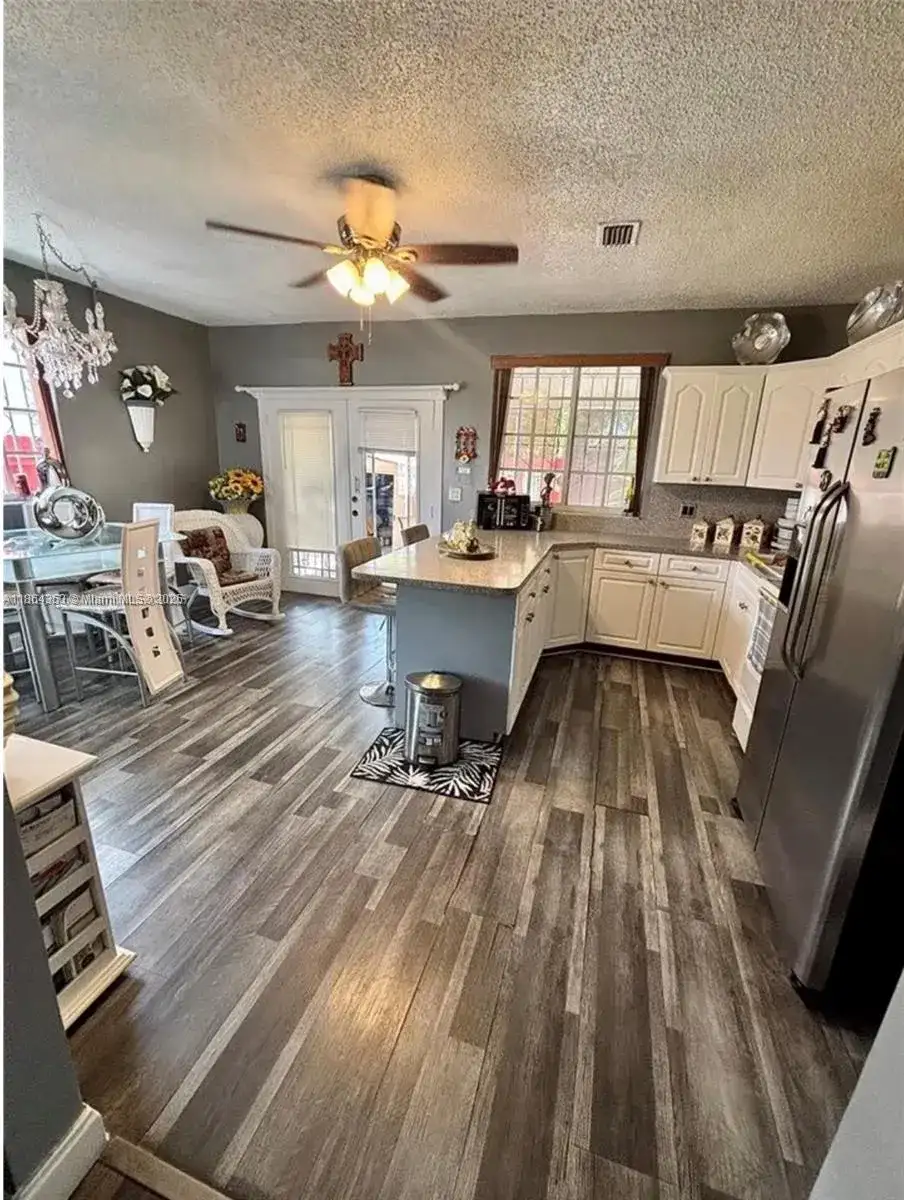 1041 NW 33rd Ave, Miami FL 33125 photo 4