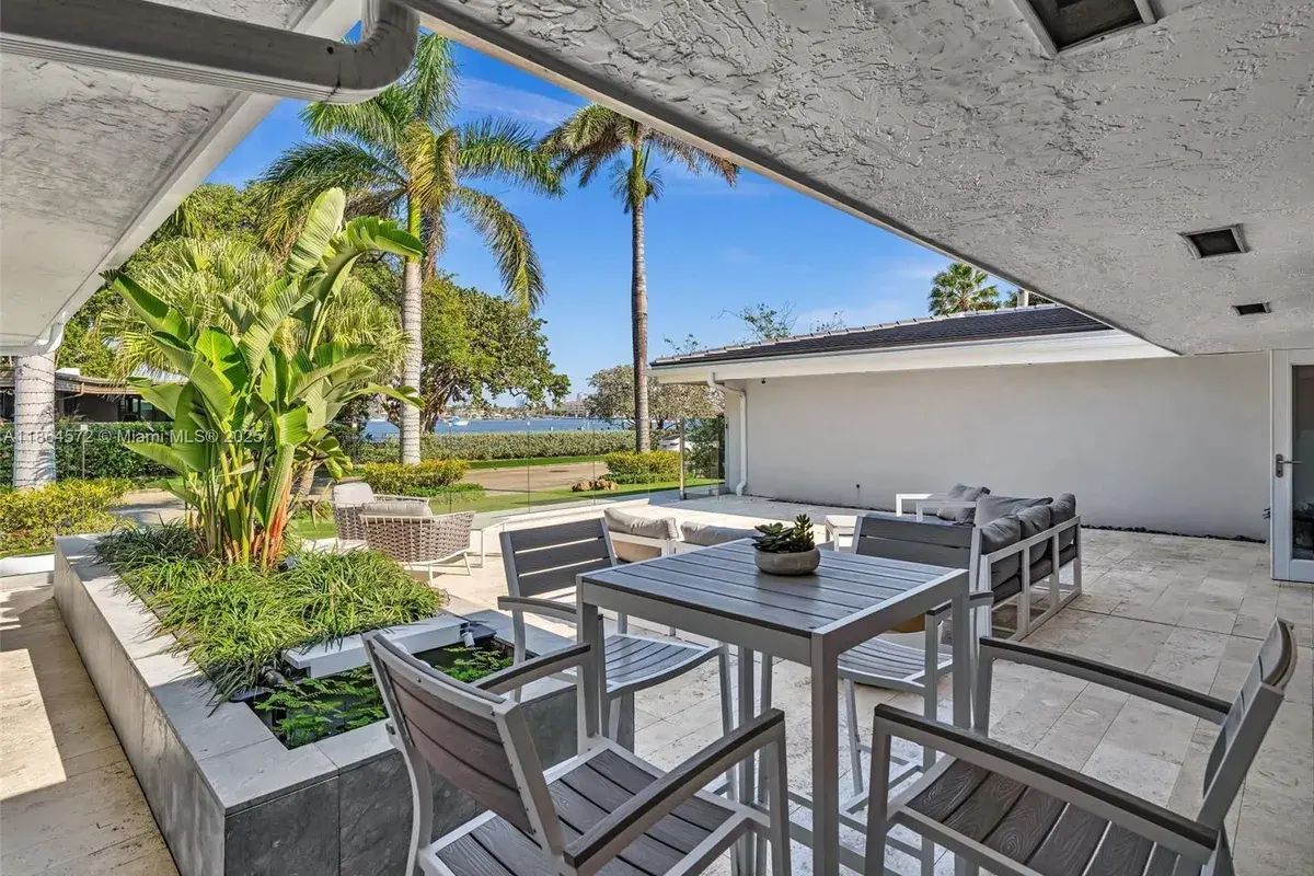 840 S Southlake Dr, Hollywood FL 33019