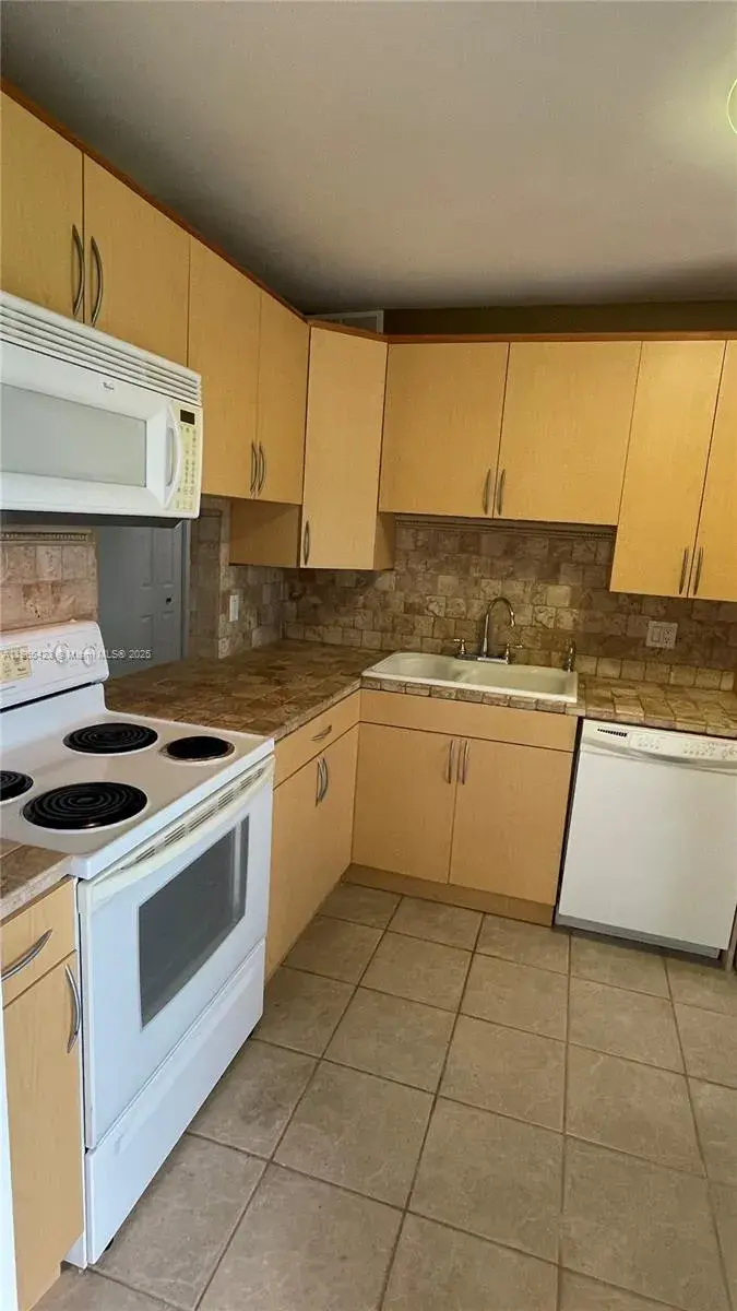 110 Lake Meryl Dr # 216, West Palm Beach FL 33411