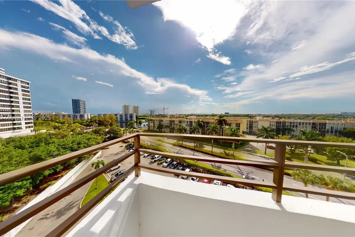 600 Three Islands Blvd # 607, Hallandale Beach FL 33009