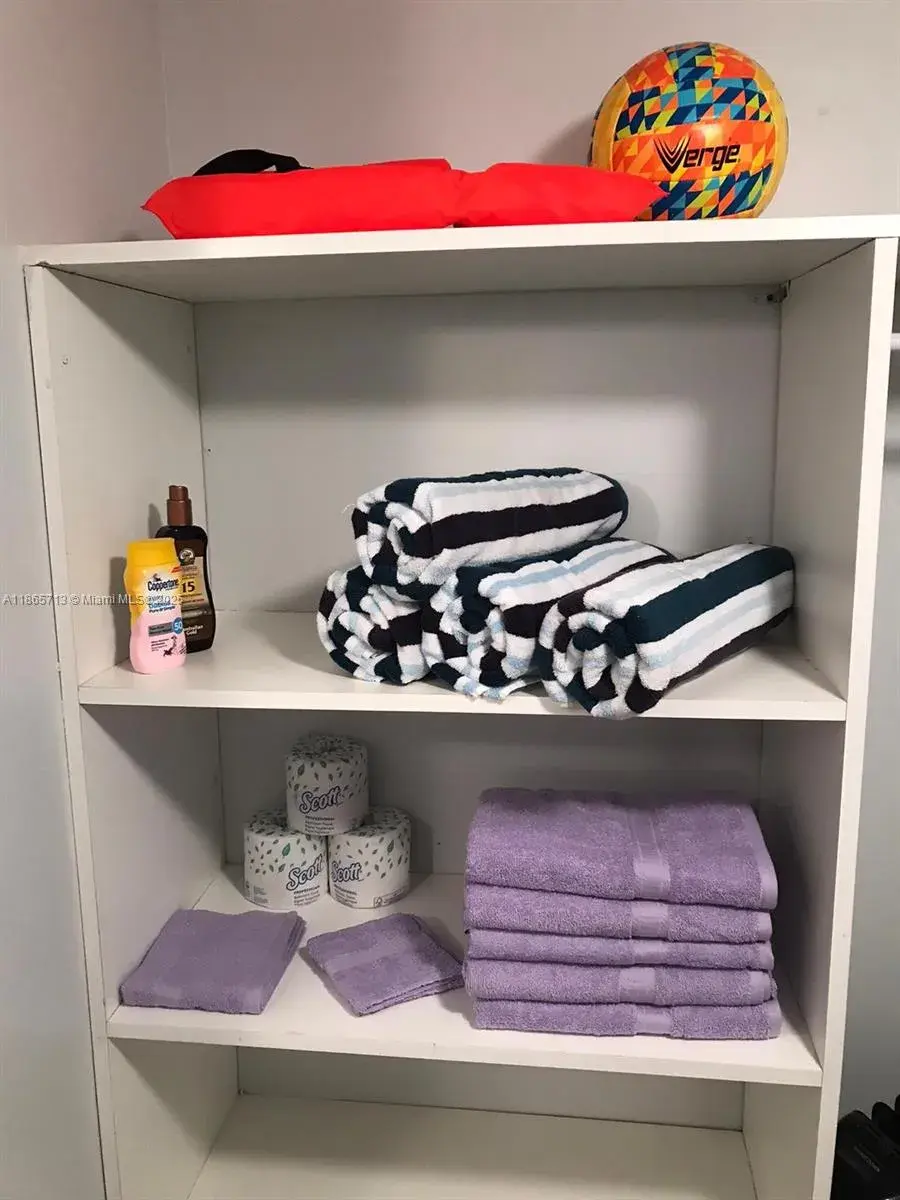 26 Diplomat Pkwy # 2215, Hallandale Beach FL 33009