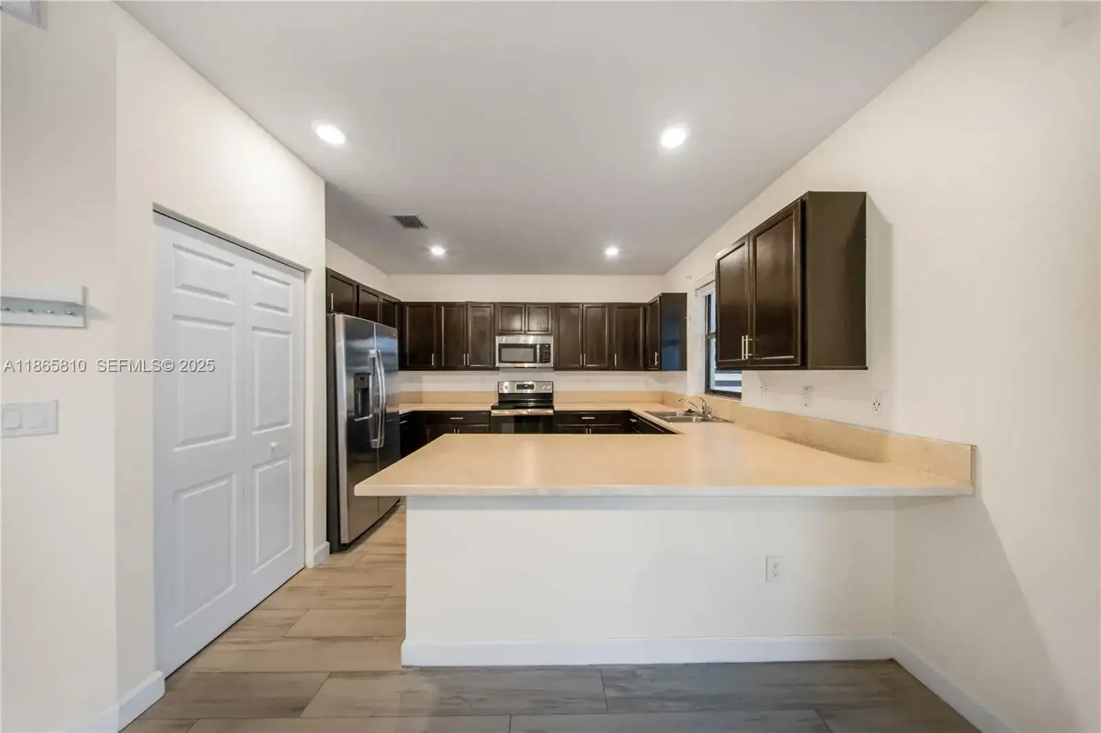 10521 W 35th Way, Hialeah FL 33018 photo 4