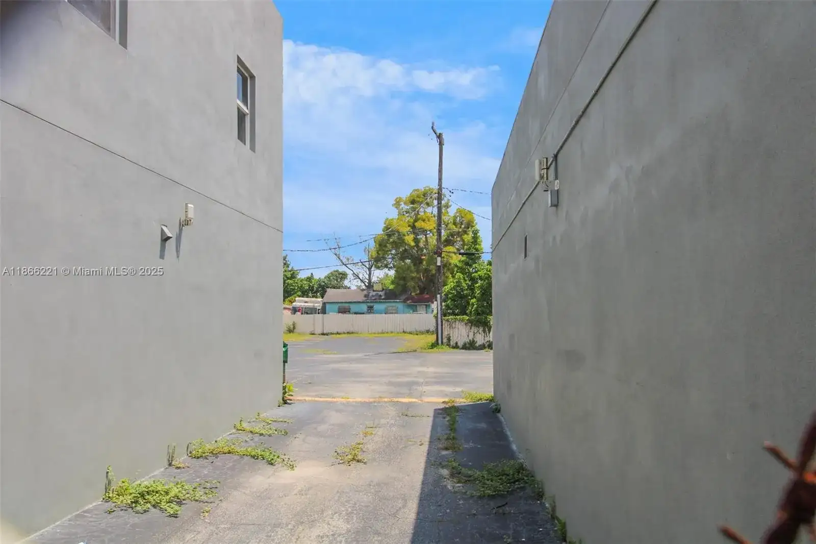 3267 NW 35th St, Miami FL 33142 photo 3