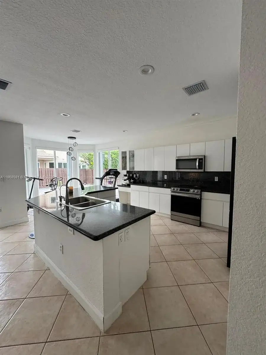 10873 NW 71st St, Doral FL 33178 photo 3