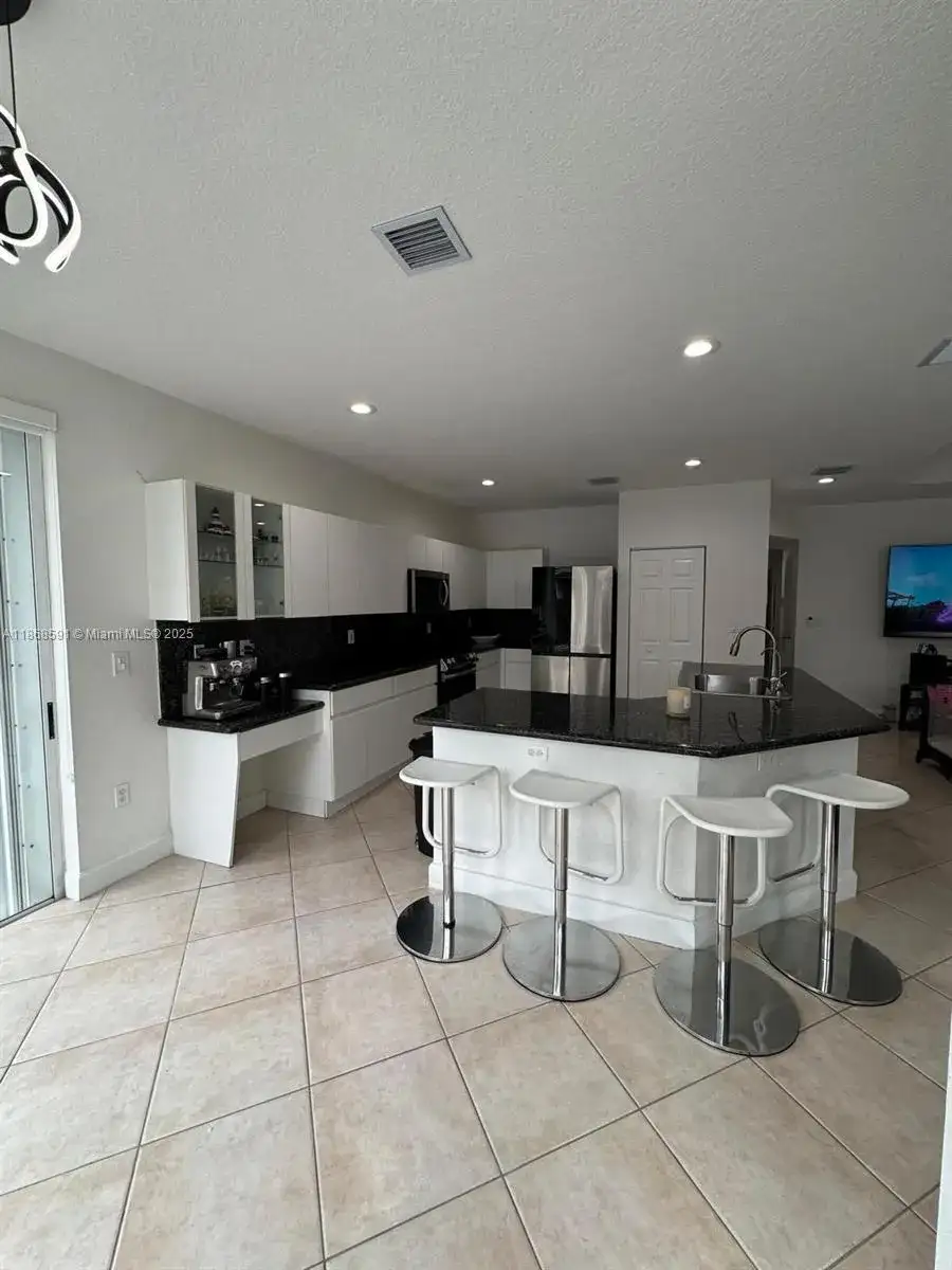 10873 NW 71st St, Doral FL 33178 photo 4