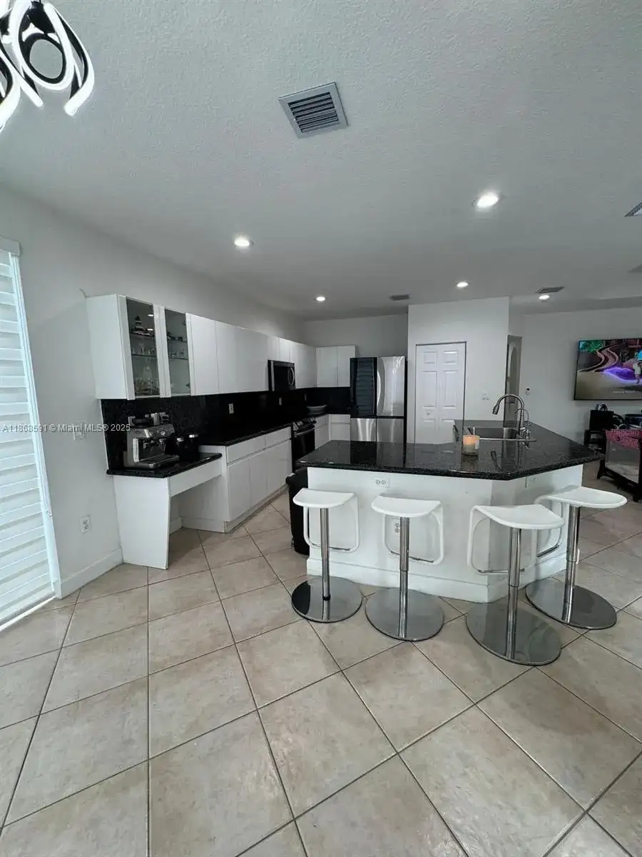 10873 NW 71st St, Doral FL 33178 photo 5