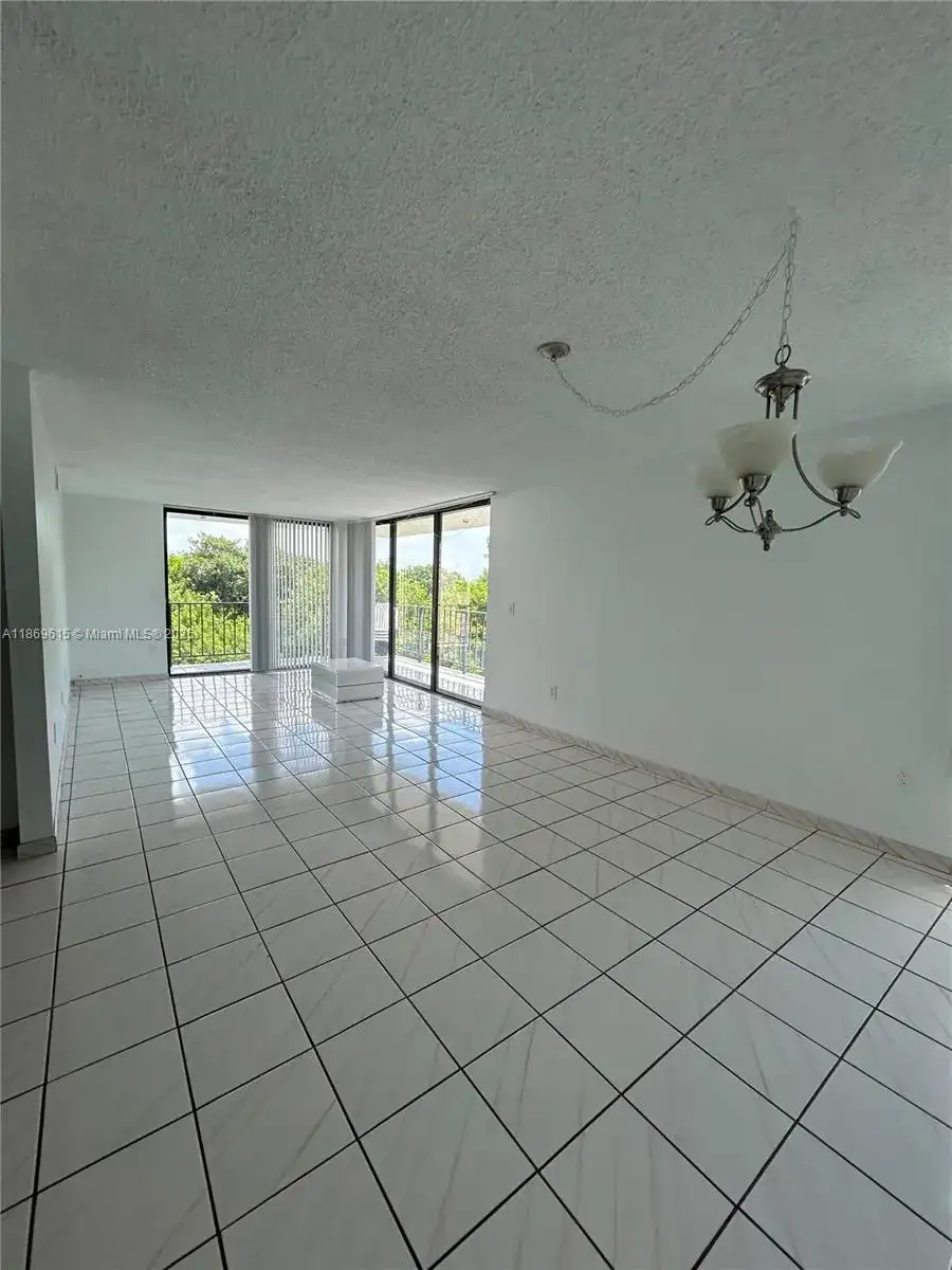 9682 Fontainebleau Blvd # 410, Miami FL 33172 photo 2
