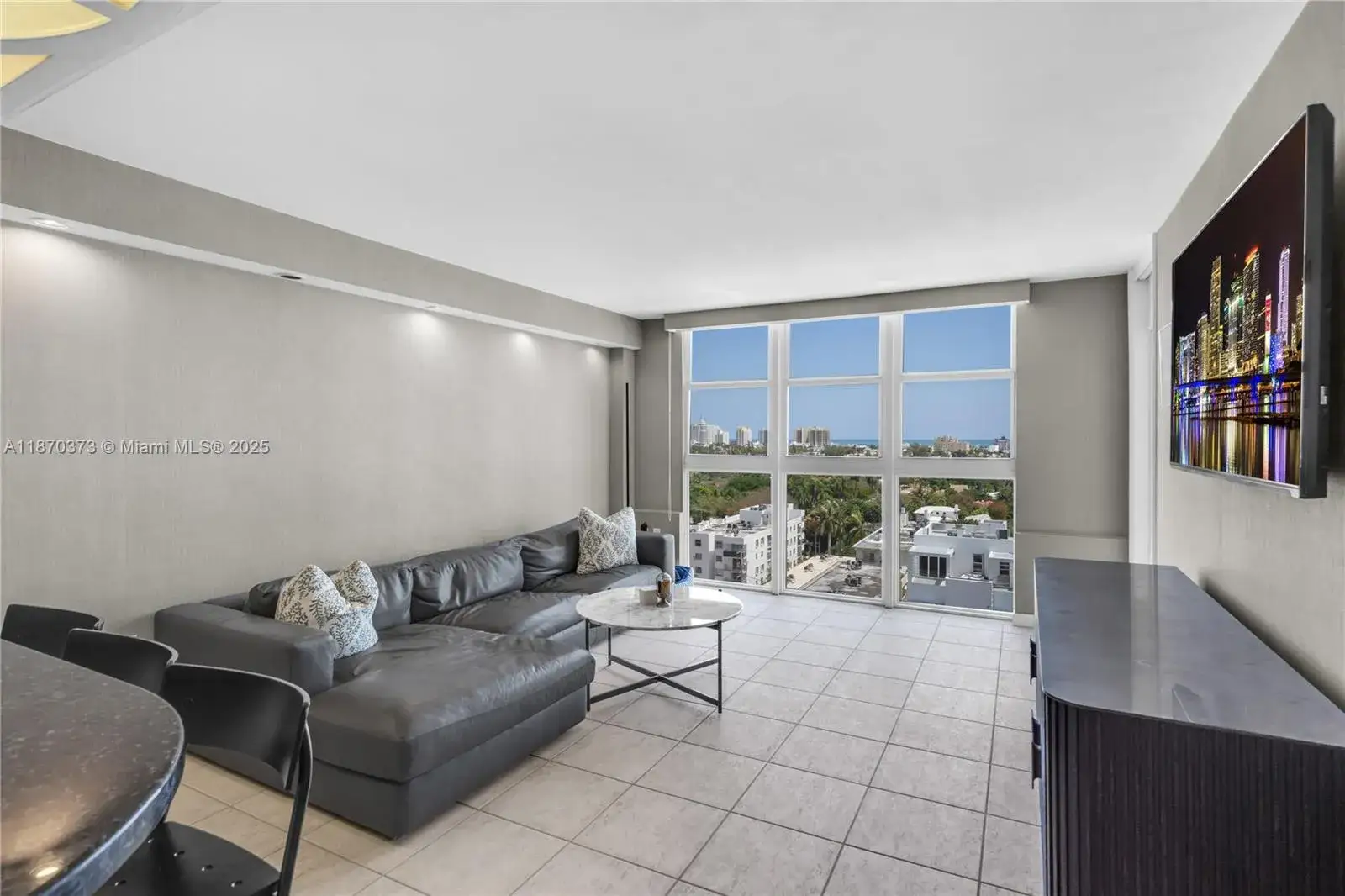 1 bedroom 1 bath Residential for sale at 1228 West Ave # 1110, Miami Beach FL 33139