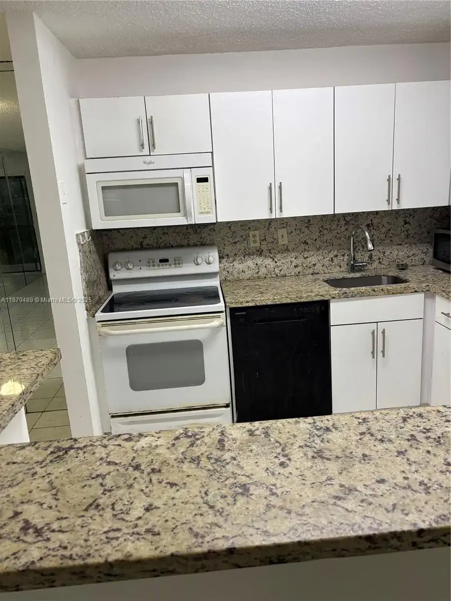 911 NE 199th St # 14, Miami FL 33179 photo 4