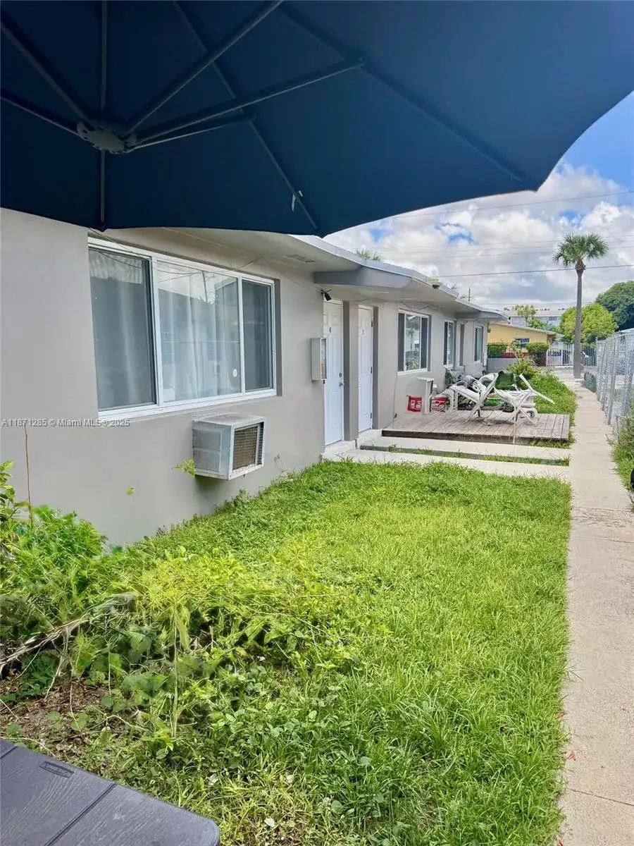 16031 NE 19th Pl, North Miami Beach FL 33162 photo 2