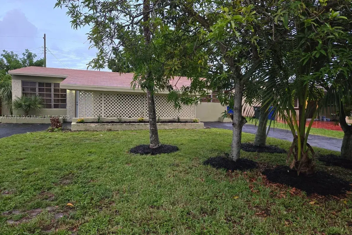 6751 Meade St, Hollywood FL 33024