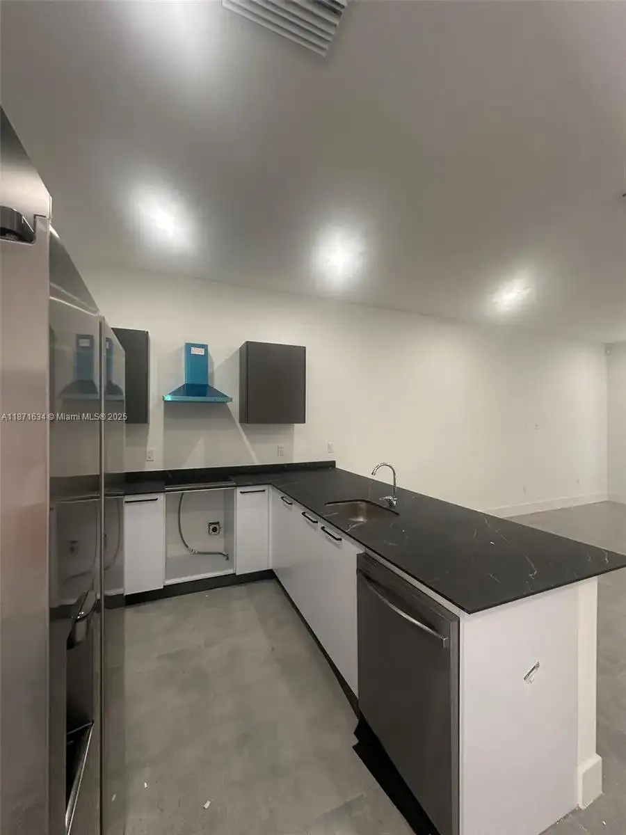 2423 NW 23rd Ln, Fort Lauderdale FL 33311 photo 2