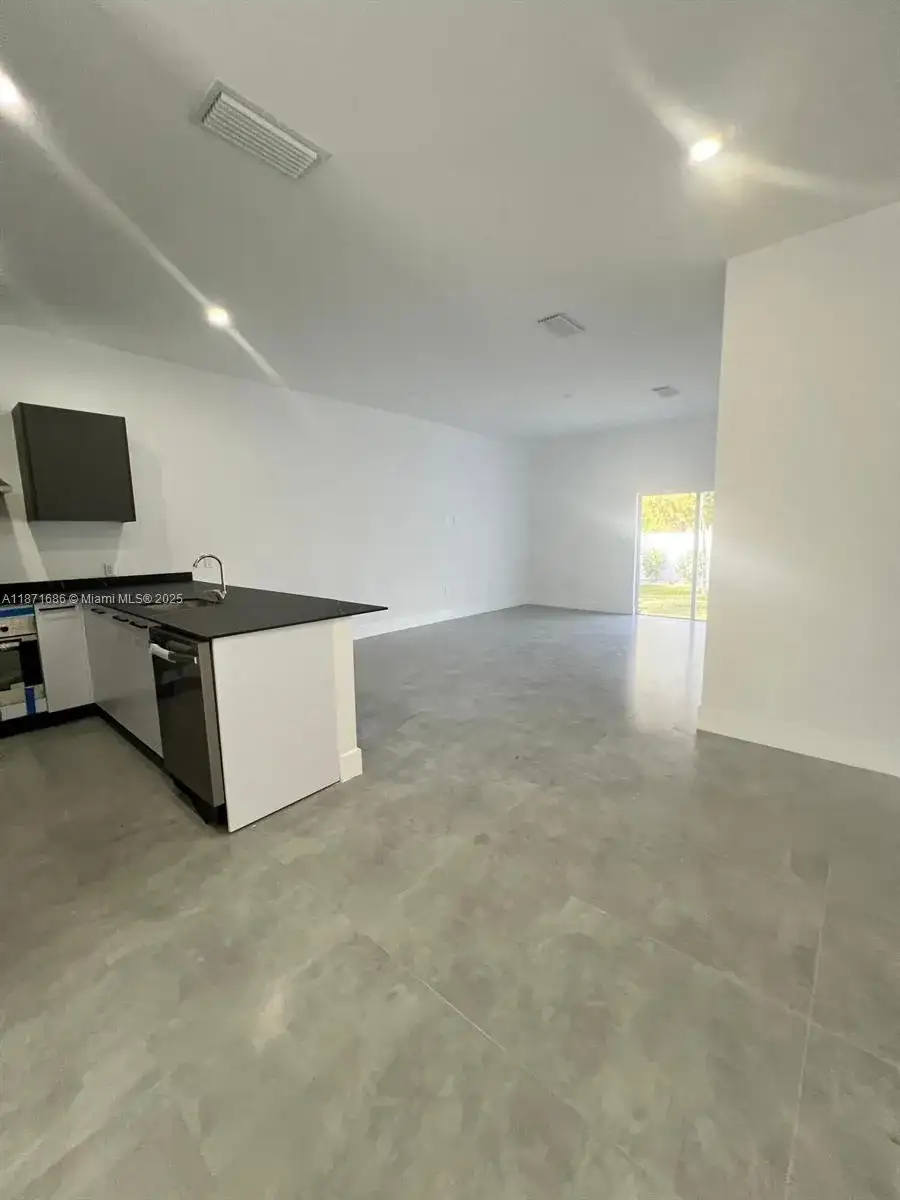2421 NW 23rd Ln, Fort Lauderdale FL 33311 photo 3