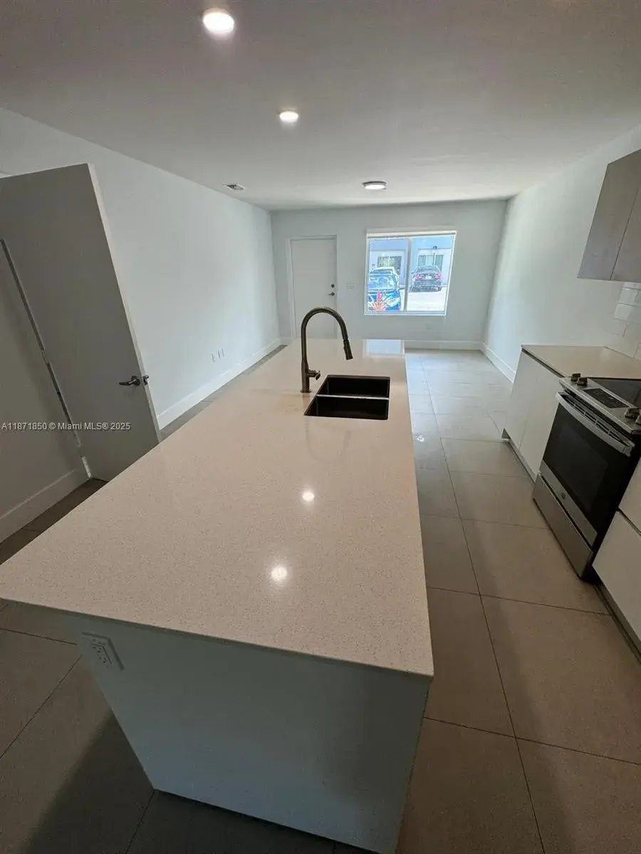 2555 NE 193rd St # 2106, Miami FL 33180