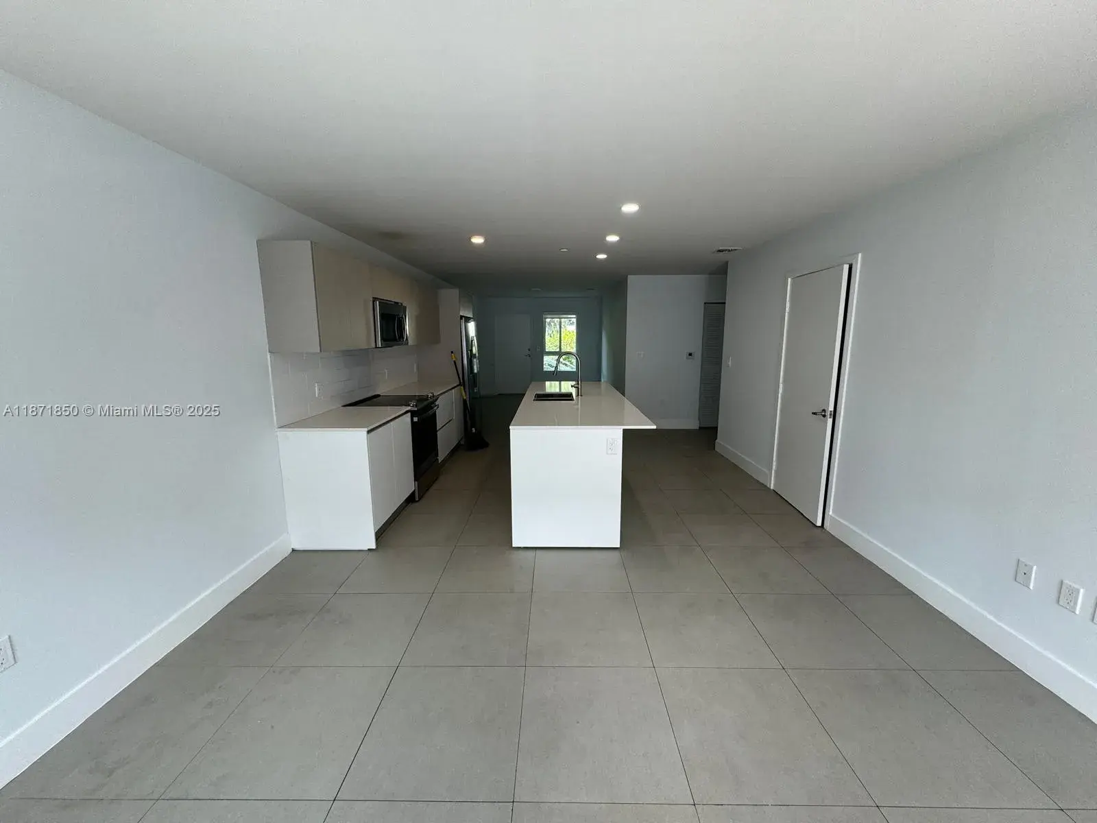 2555 NE 193rd St # 2106, Miami FL 33180