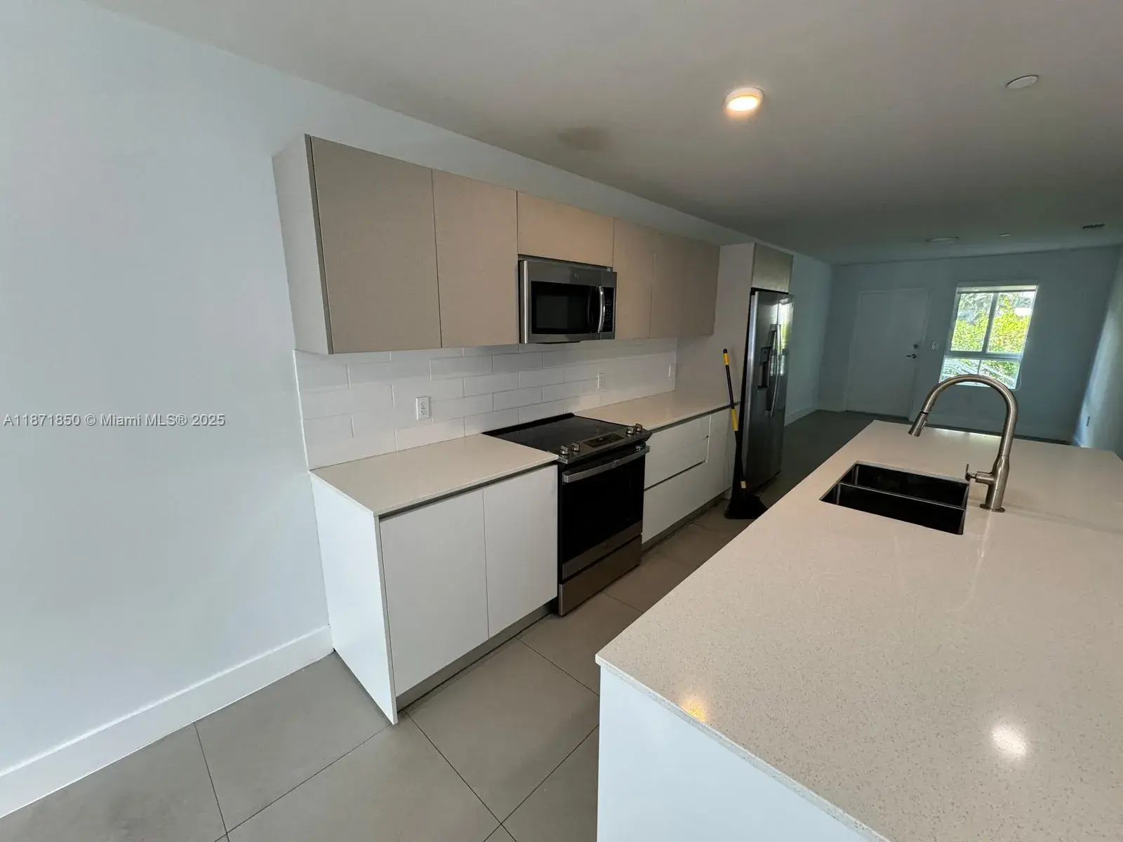 2555 NE 193rd St # 2106, Miami FL 33180