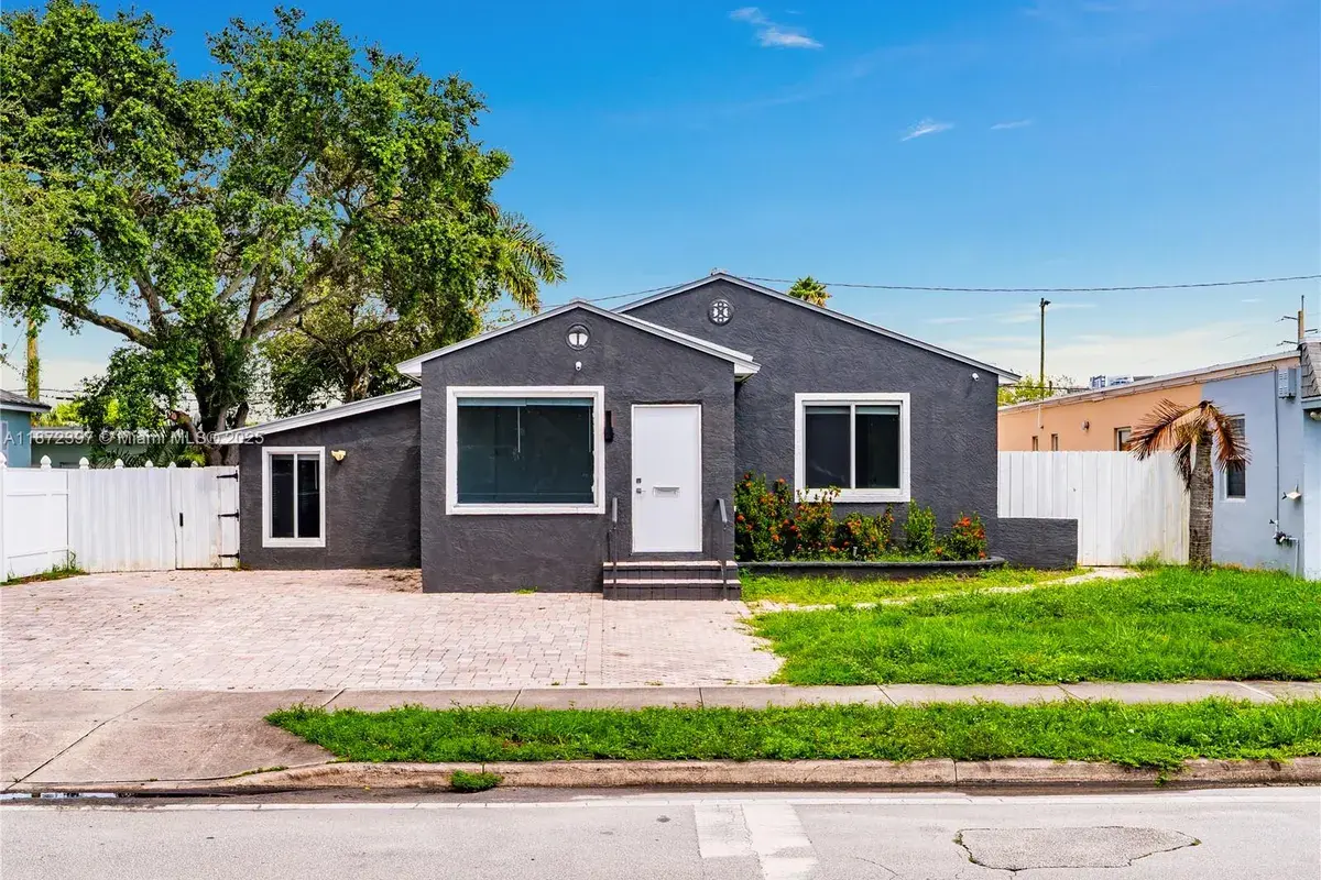 215 SW 17th St, Fort Lauderdale FL 33315