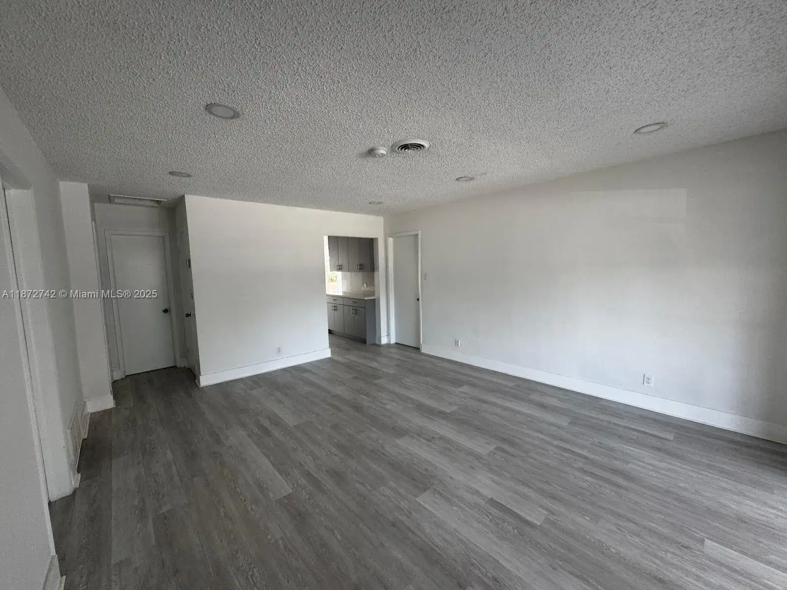 5373 NE 3rd Ter, Oakland Park FL 33334 photo 4