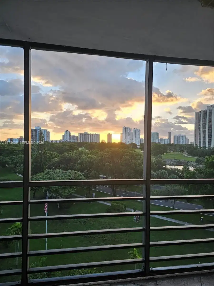 20400 W Country Club Dr # 711, Aventura FL 33180 photo 2