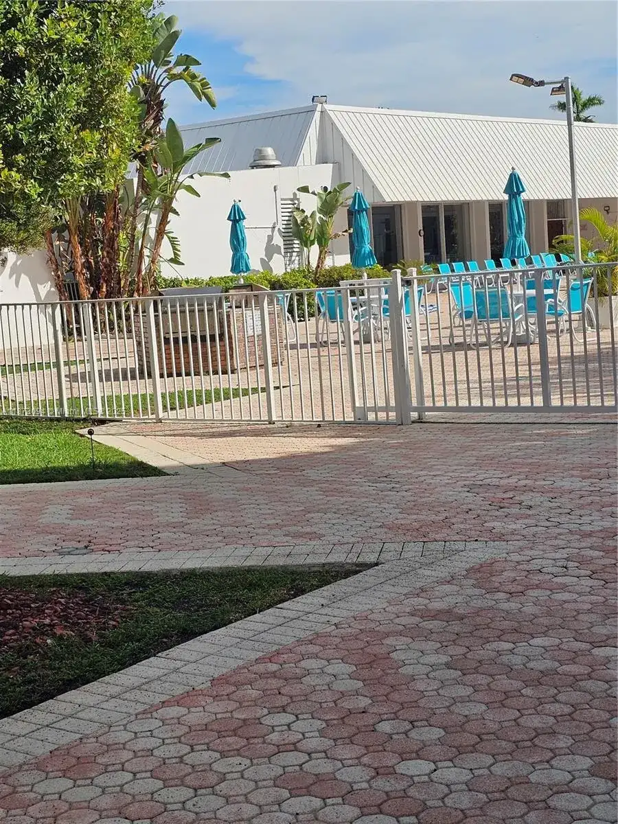 20400 W Country Club Dr # 315, Aventura FL 33180 photo 4