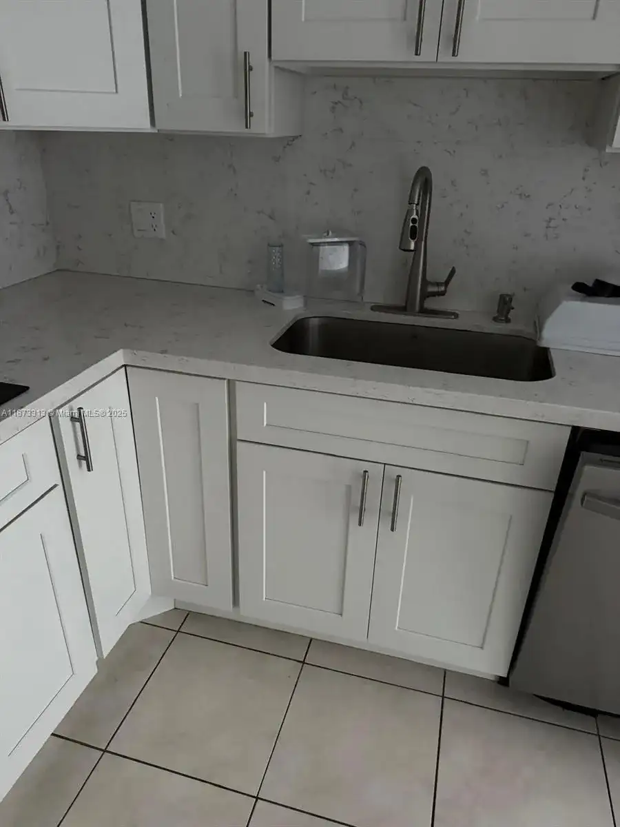 400 Kings Point Dr # 525, Sunny Isles Beach FL 33160 photo 2