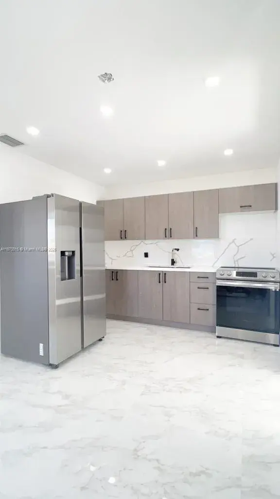 1013 NW 1st Ave, Hallandale Beach FL 33009