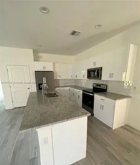 3034 E Briarwood Cir, La Belle FL 33935 photo 2