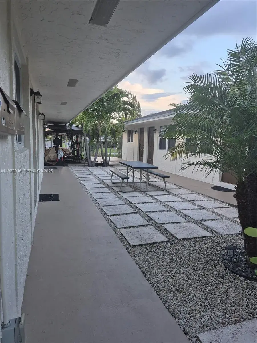 216 SW 9th St # 2, Hallandale Beach FL 33009