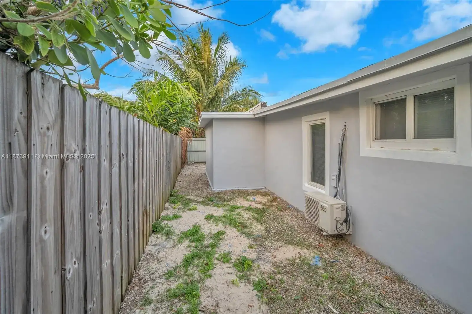 2372 NW 34th St, Miami FL 33142 photo 2