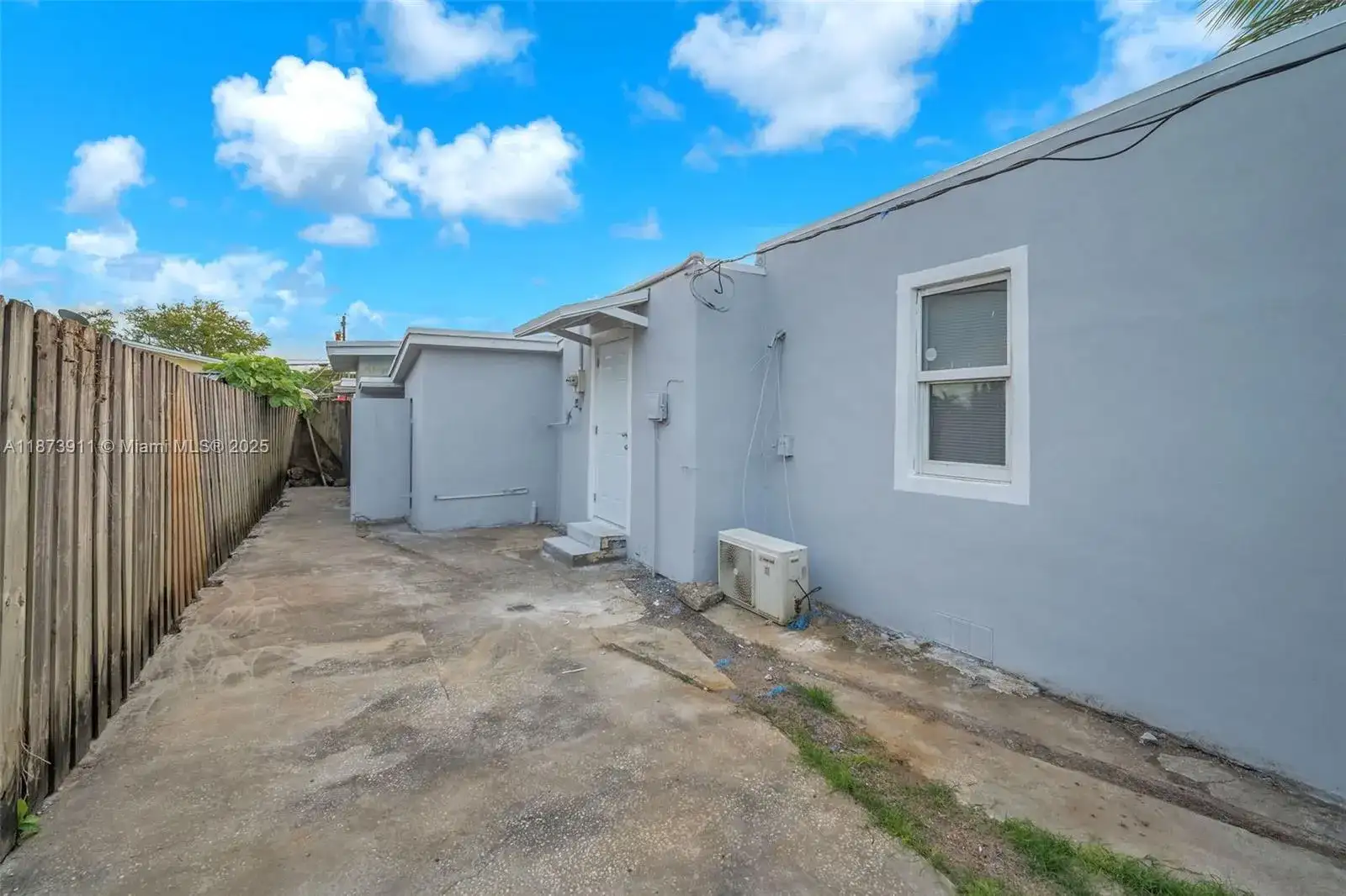 2372 NW 34th St, Miami FL 33142 photo 3