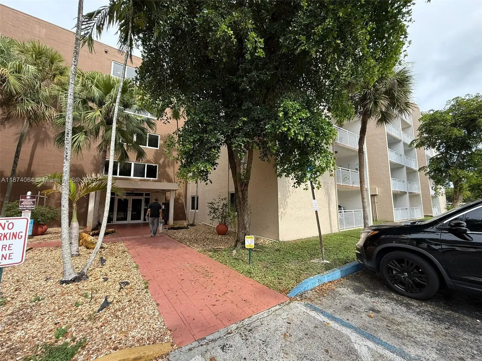 6940 Miami Gardens Dr # 122, Hialeah FL 33015 photo 2