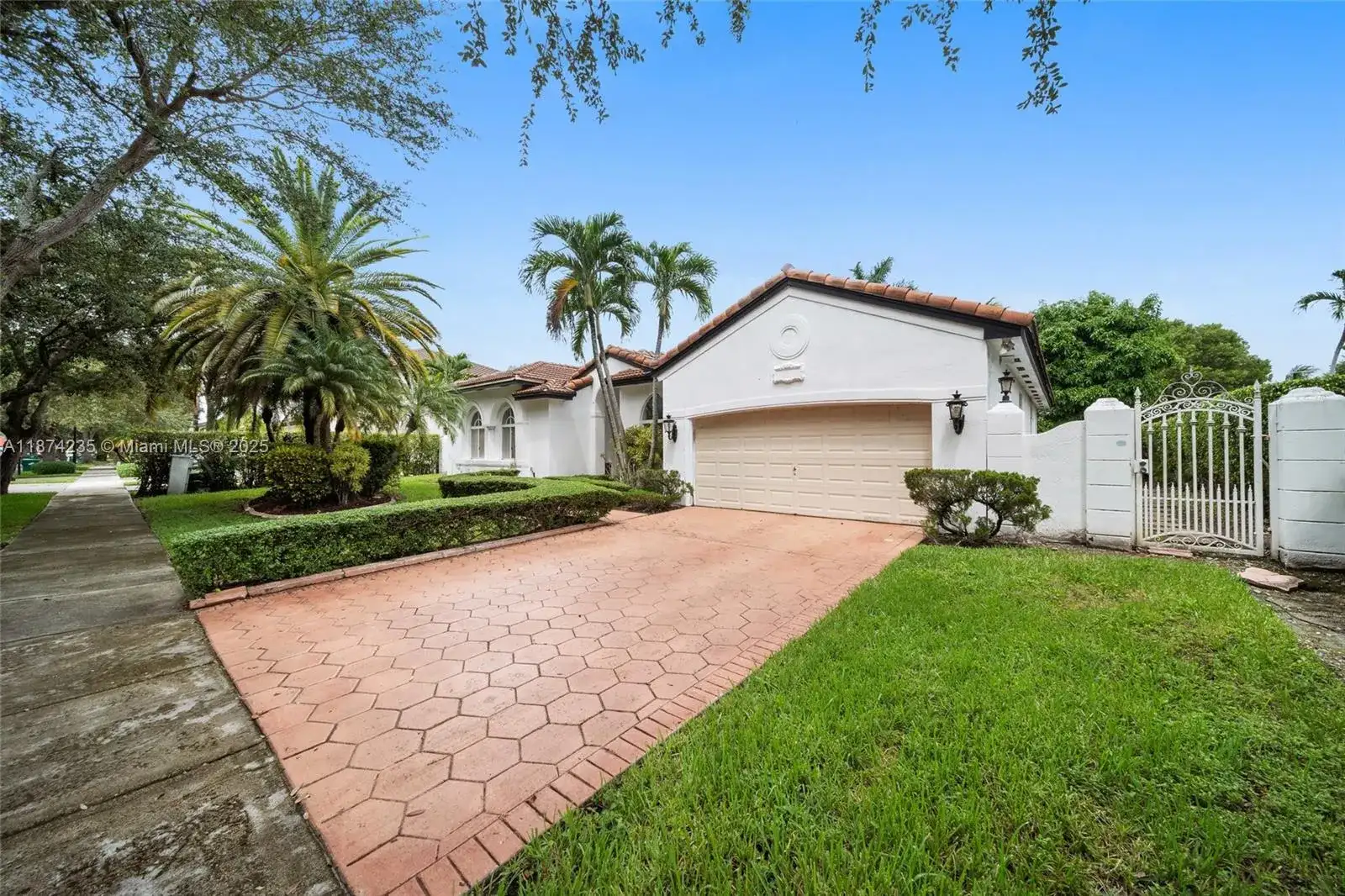 7841 NW 169th Ter, Miami Lakes FL 33016 photo 3