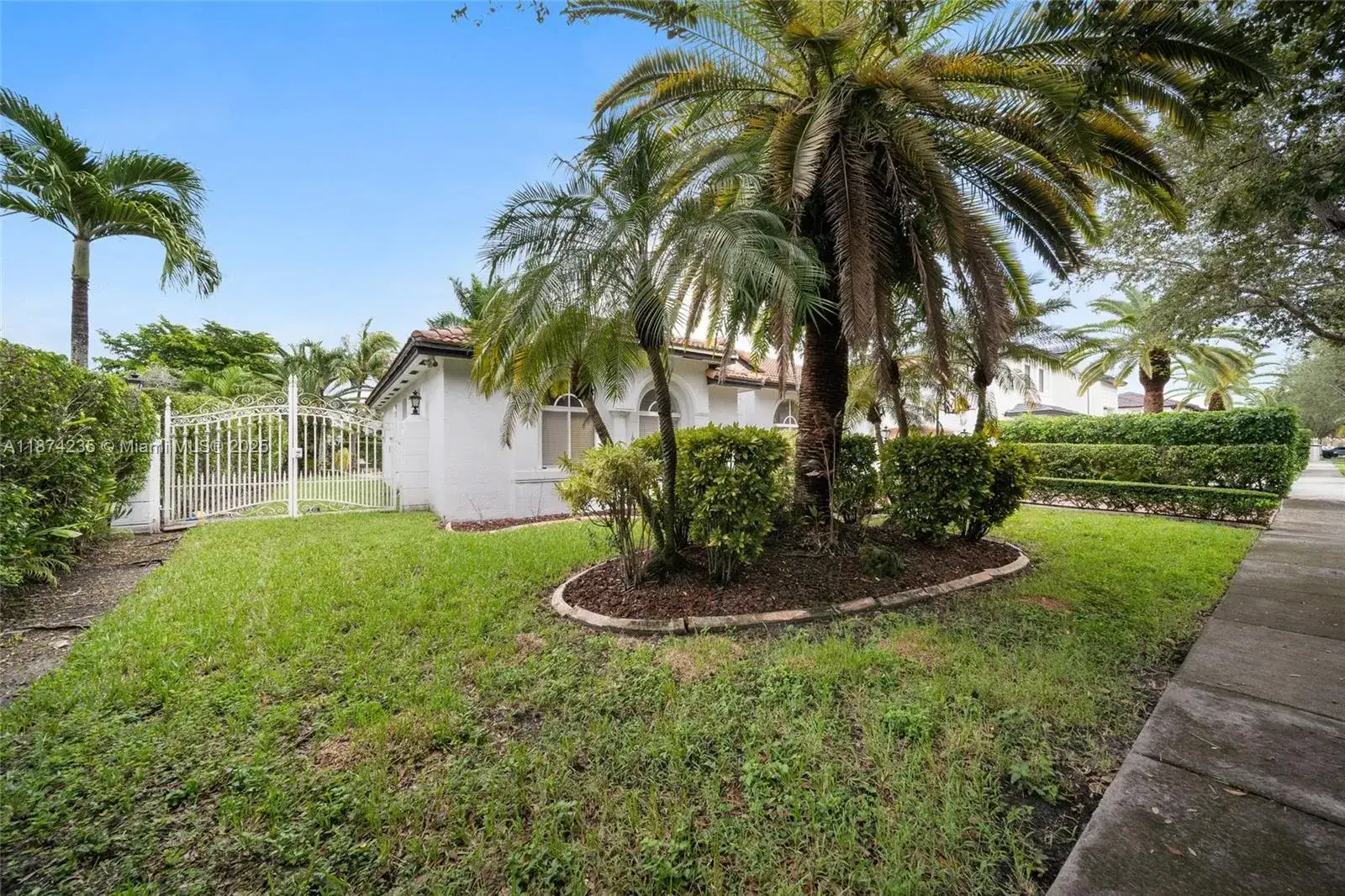 7841 NW 169th Ter, Miami Lakes FL 33016 photo 4