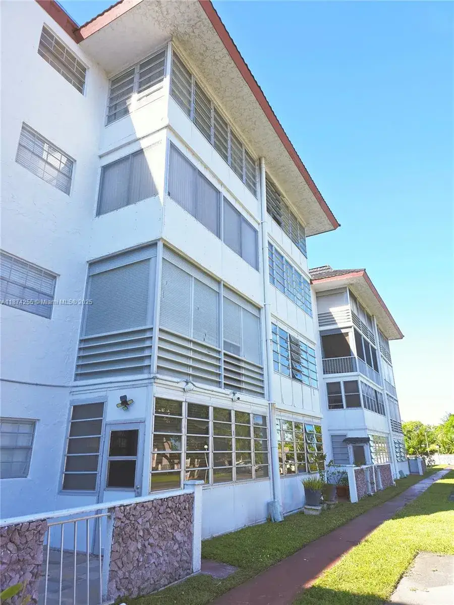 4140 NW 44th Ave # 411, Lauderdale Lakes FL 33319