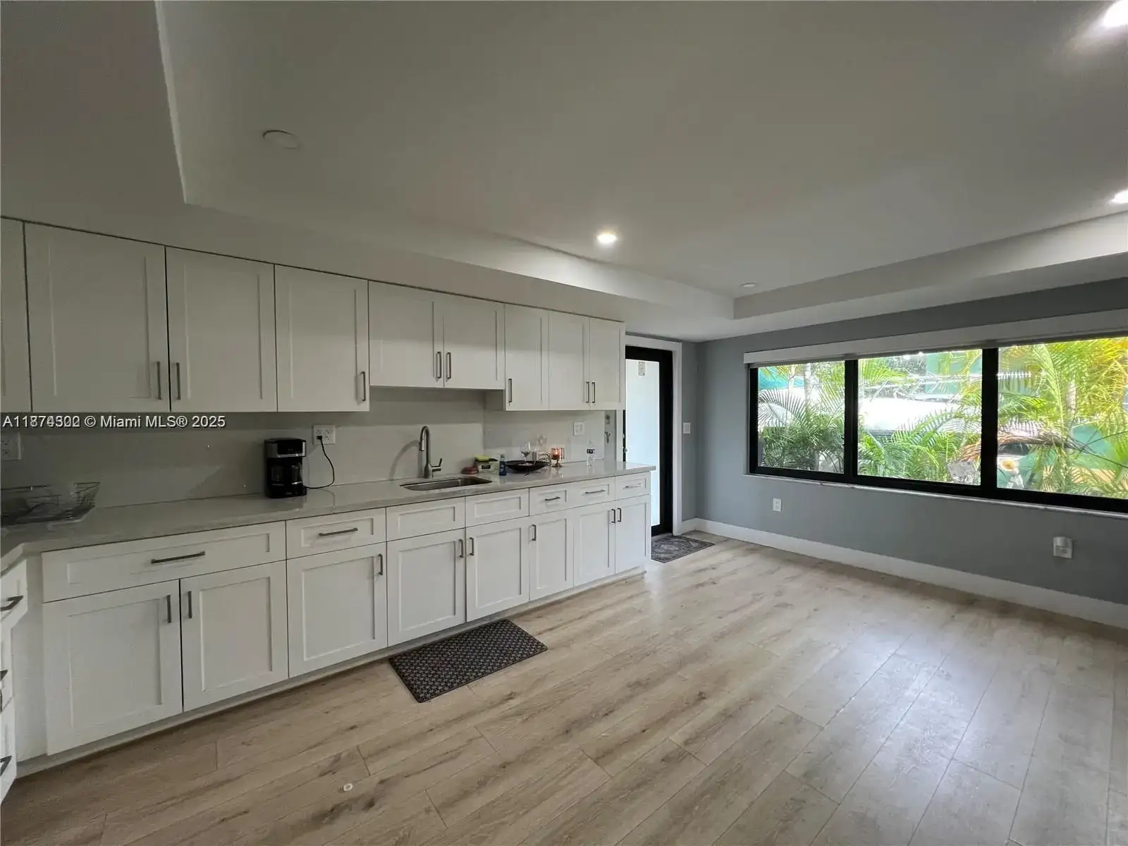 860 NW 18th Pl, Miami FL 33125 photo 4