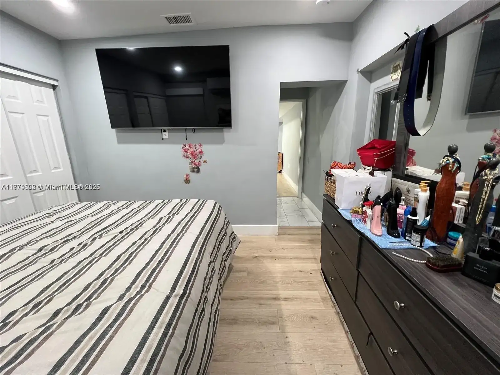 860 NW 18th Pl, Miami FL 33125 photo 5
