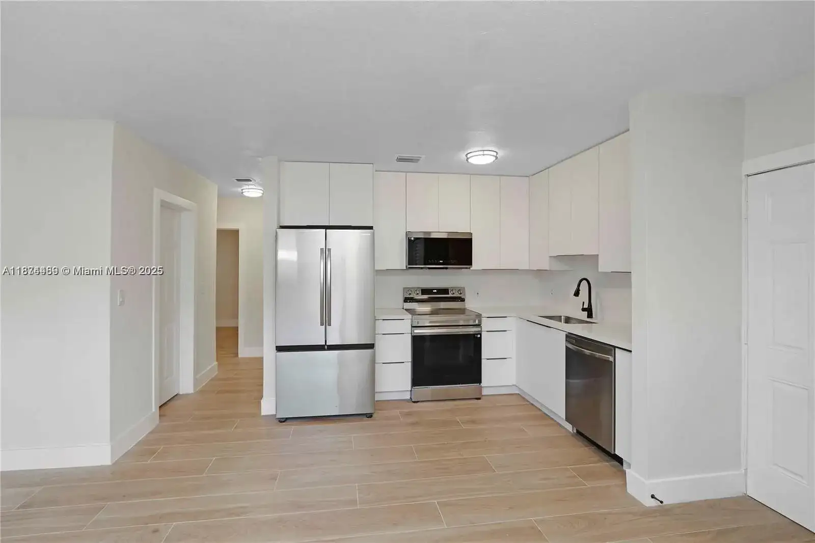 990 NE 159th St, North Miami Beach FL 33162 photo 2