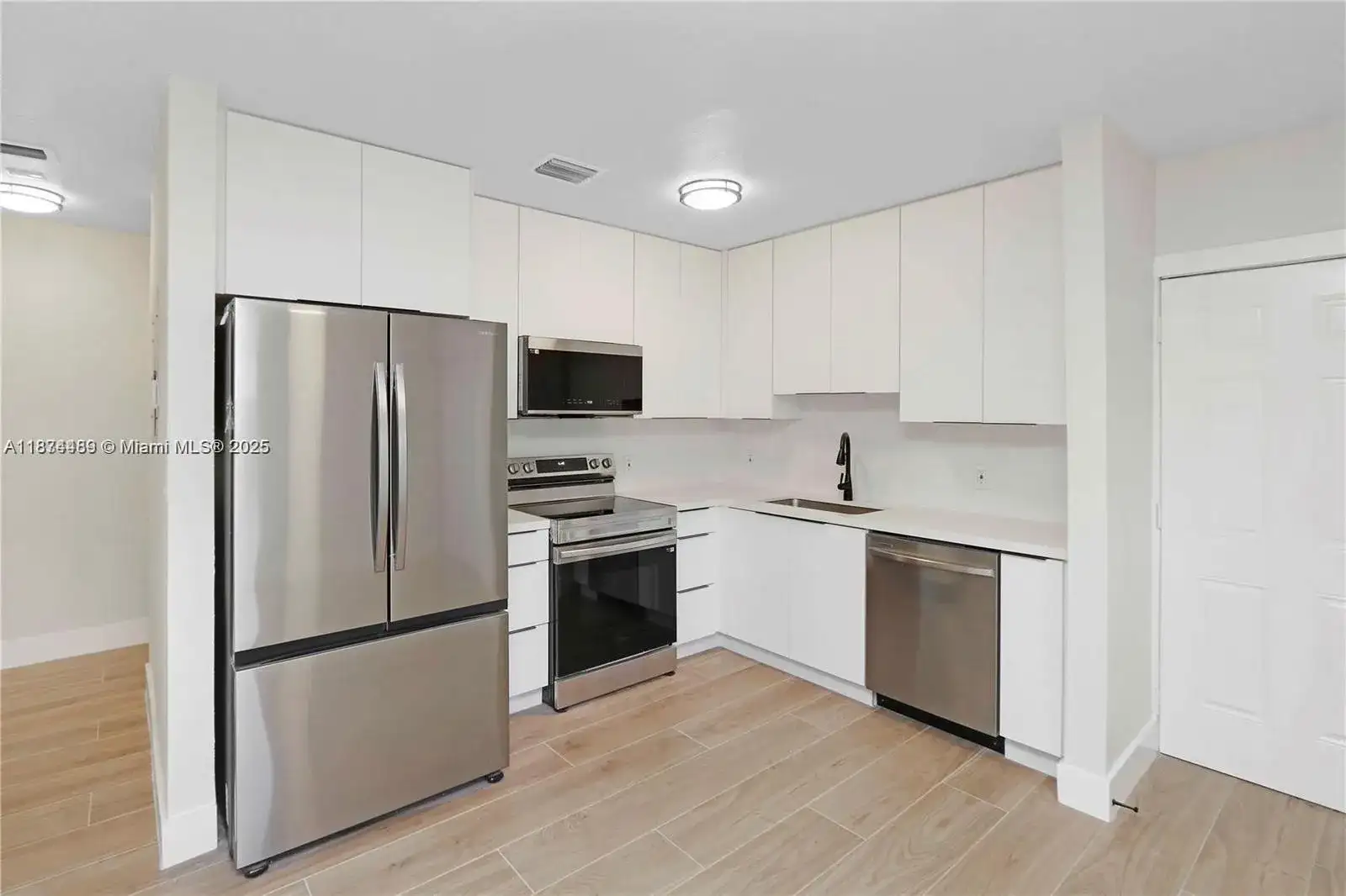 990 NE 159th St, North Miami Beach FL 33162 photo 3