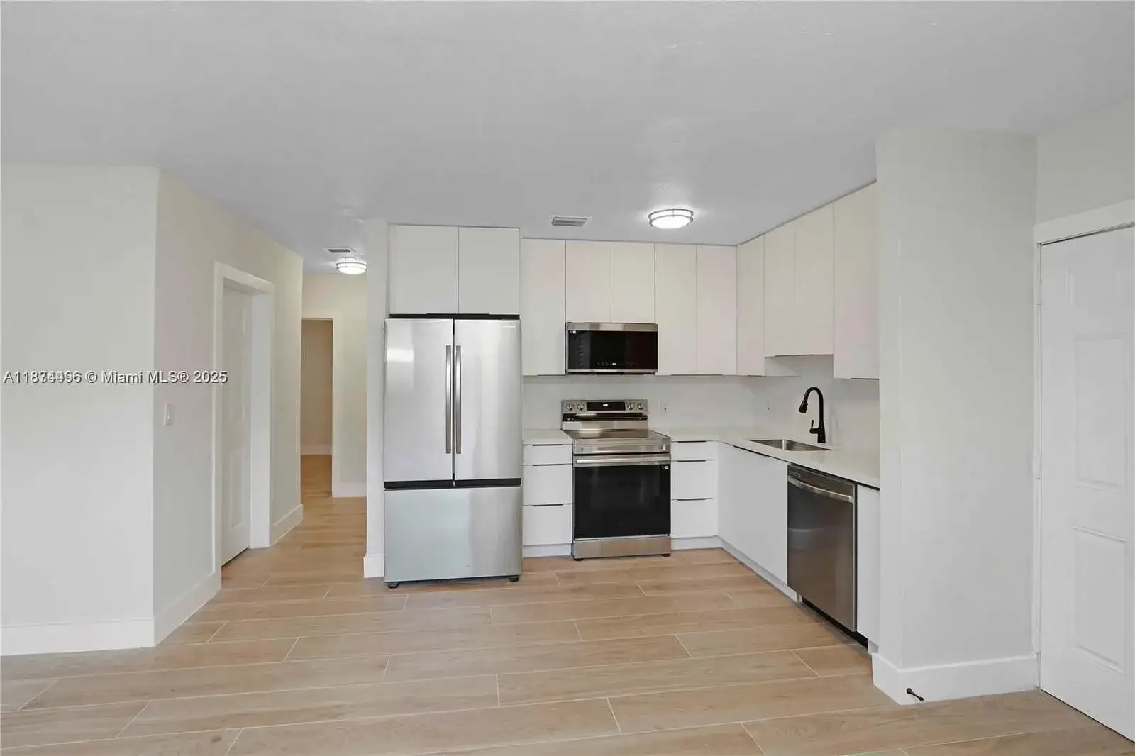 990 NE 159th St, North Miami Beach FL 33162 photo 2