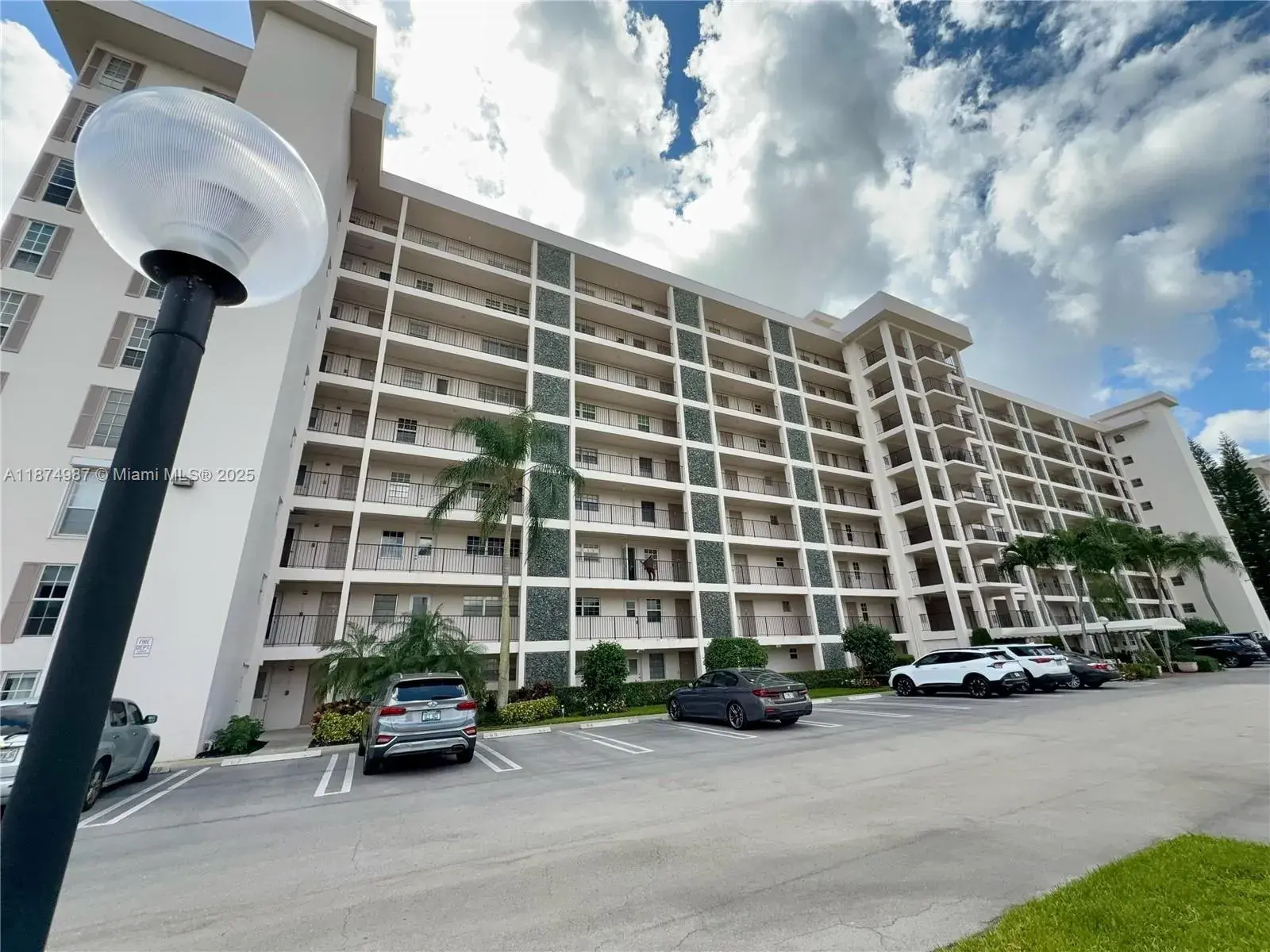 3100 N Palm Aire Dr # 709, Pompano Beach FL 33069
