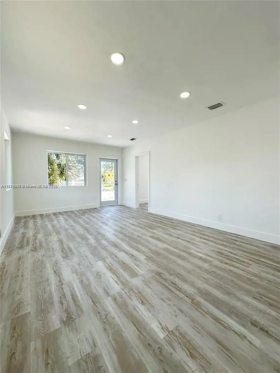 2740 NW 49th St, Miami FL 33142 photo 3