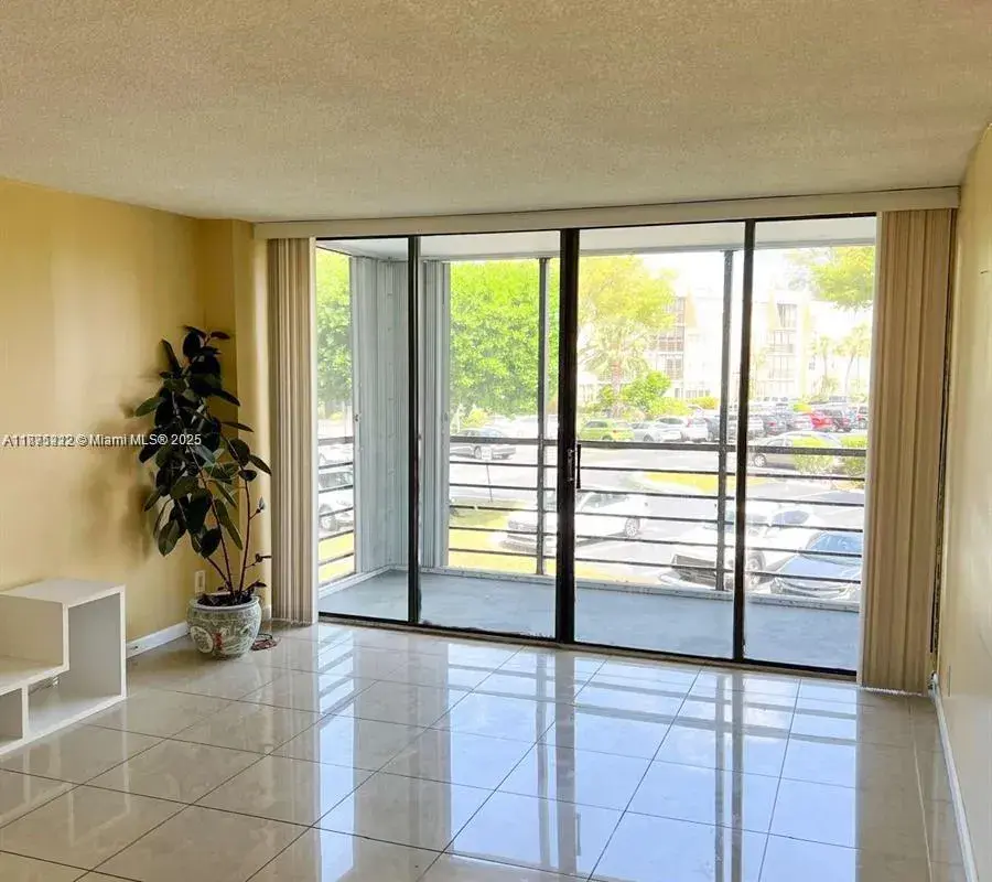 20400 W Country Club Dr # 217, Aventura FL 33180