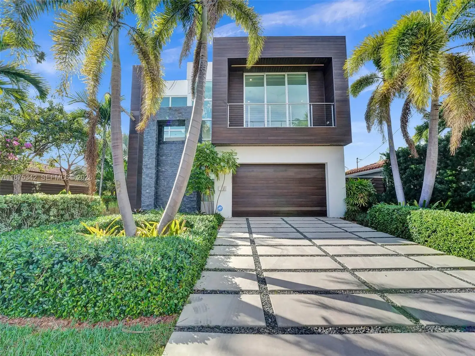 2217 NE 17th Ter, Wilton Manors FL 33305 photo 2