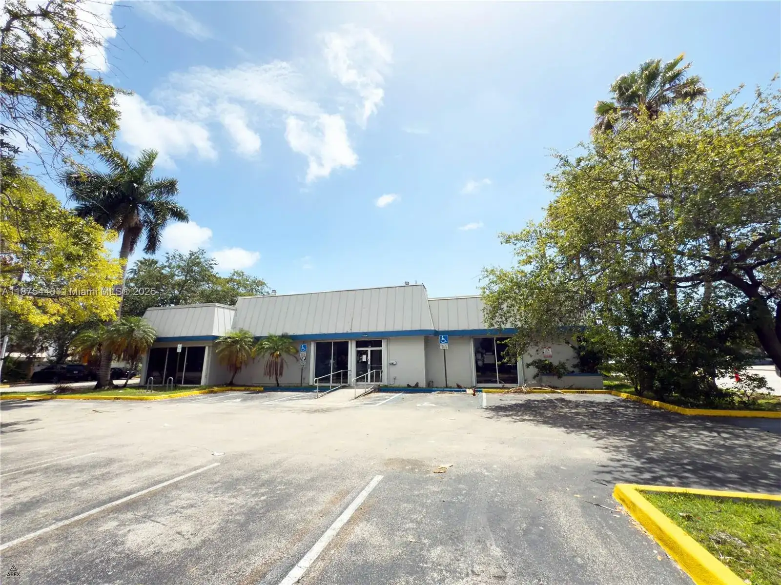 1813 NE 163rd St, North Miami Beach FL 33162 photo 2
