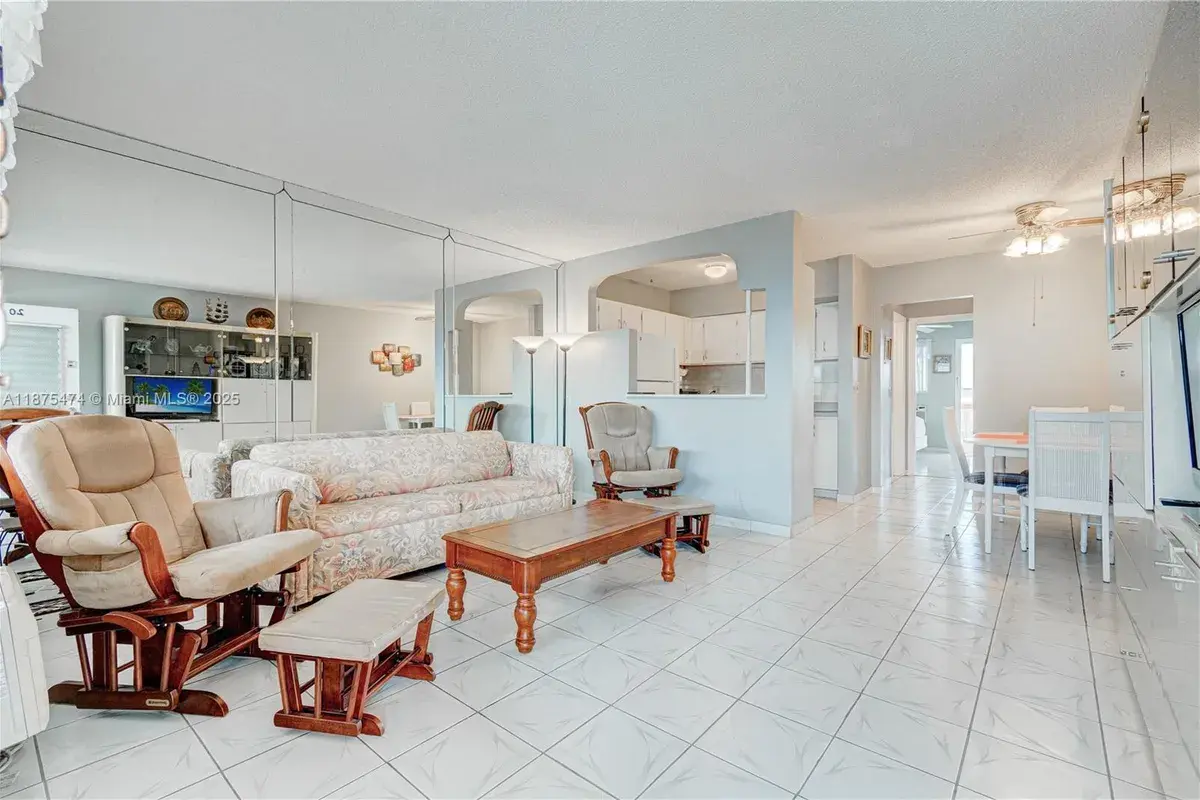 800 SW 10th Ter # 20T, Hallandale Beach FL 33009