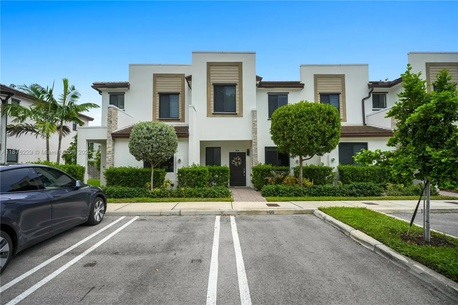 909 NE 211th St, Miami FL 33179